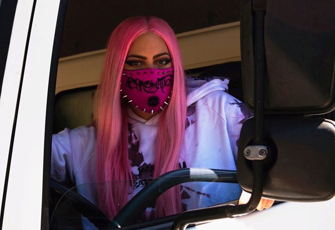 Lady Gaga đeo khẩu trang cá tính ảnh 2 Lady Gaga deo khau trang ca tinh anh 2