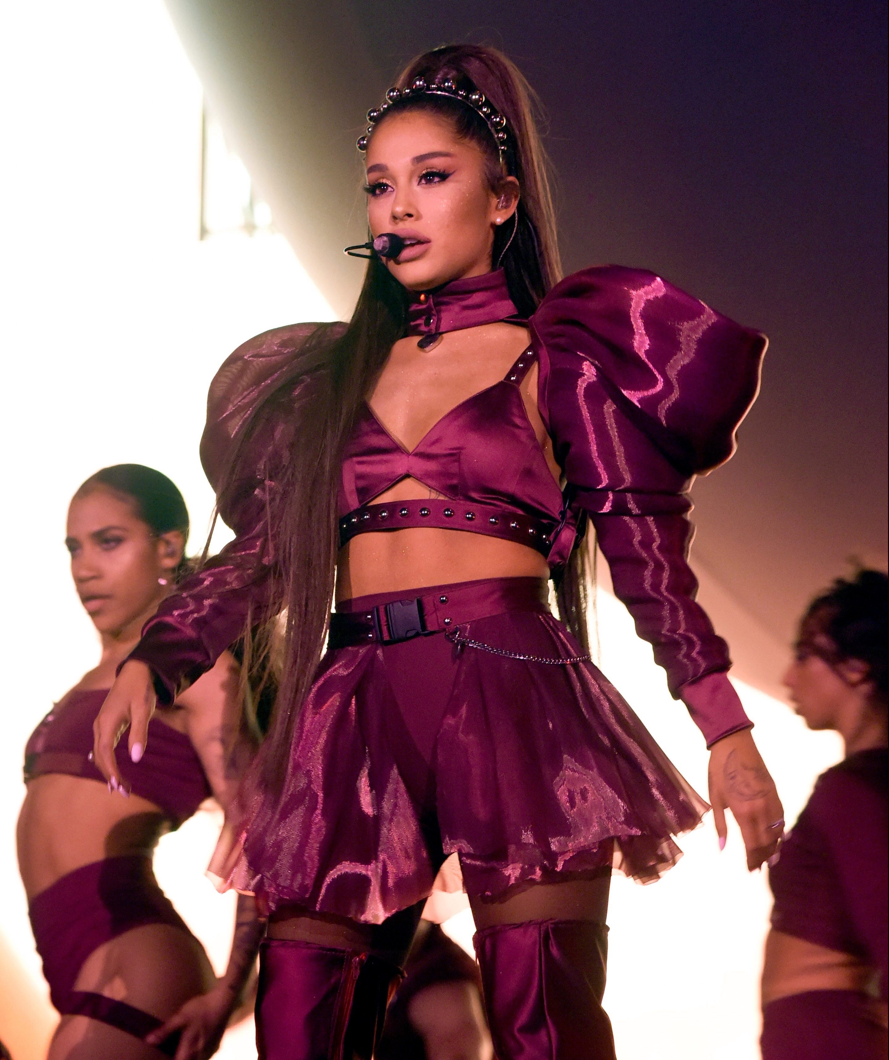 Lady Gaga đeo khẩu trang cá tính ảnh 6 Lady Gaga deo khau trang ca tinh anh 6