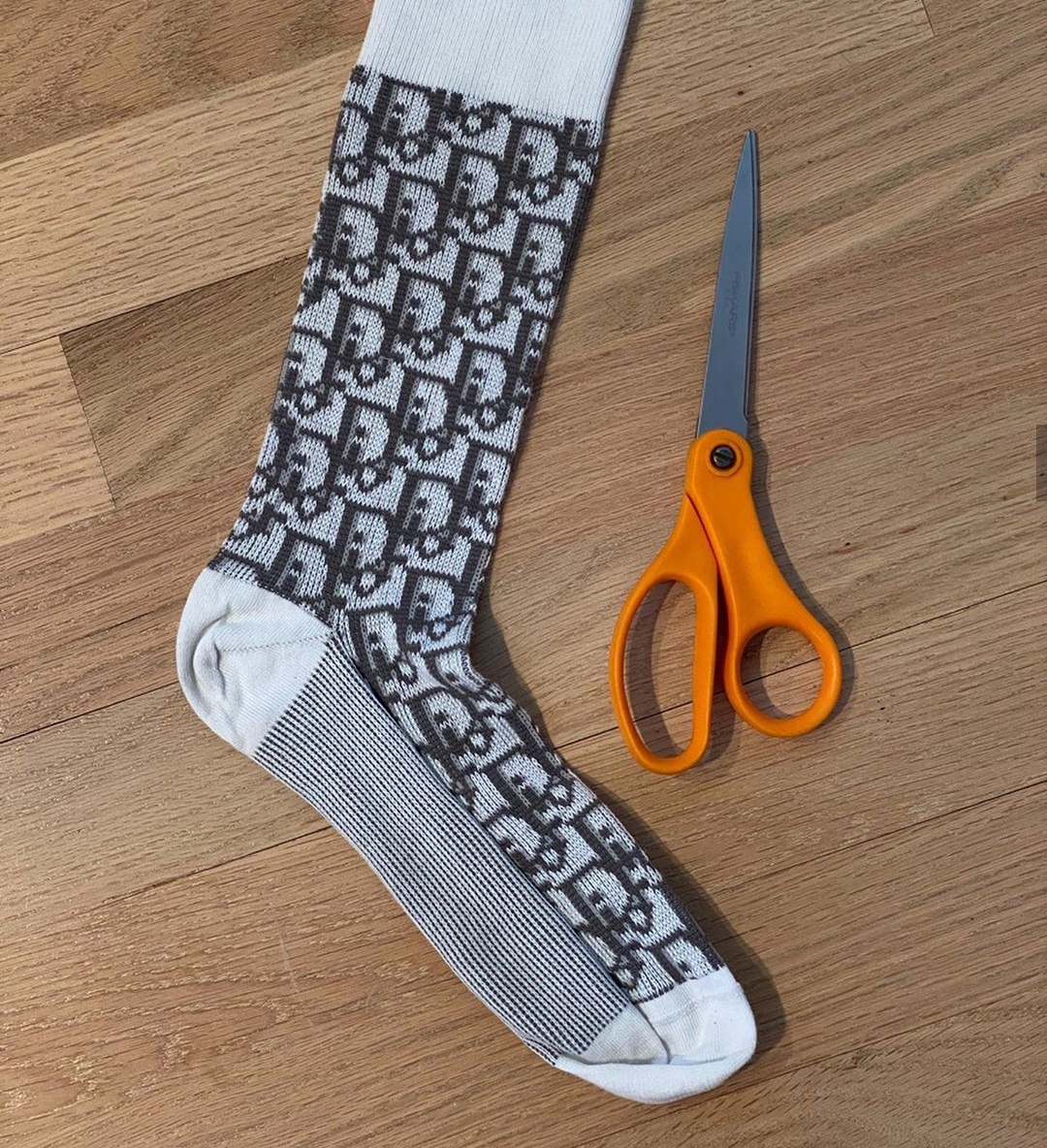 Chế khẩu trang bằng tất Dior ảnh 2 Che khau trang bang tat Dior anh 2