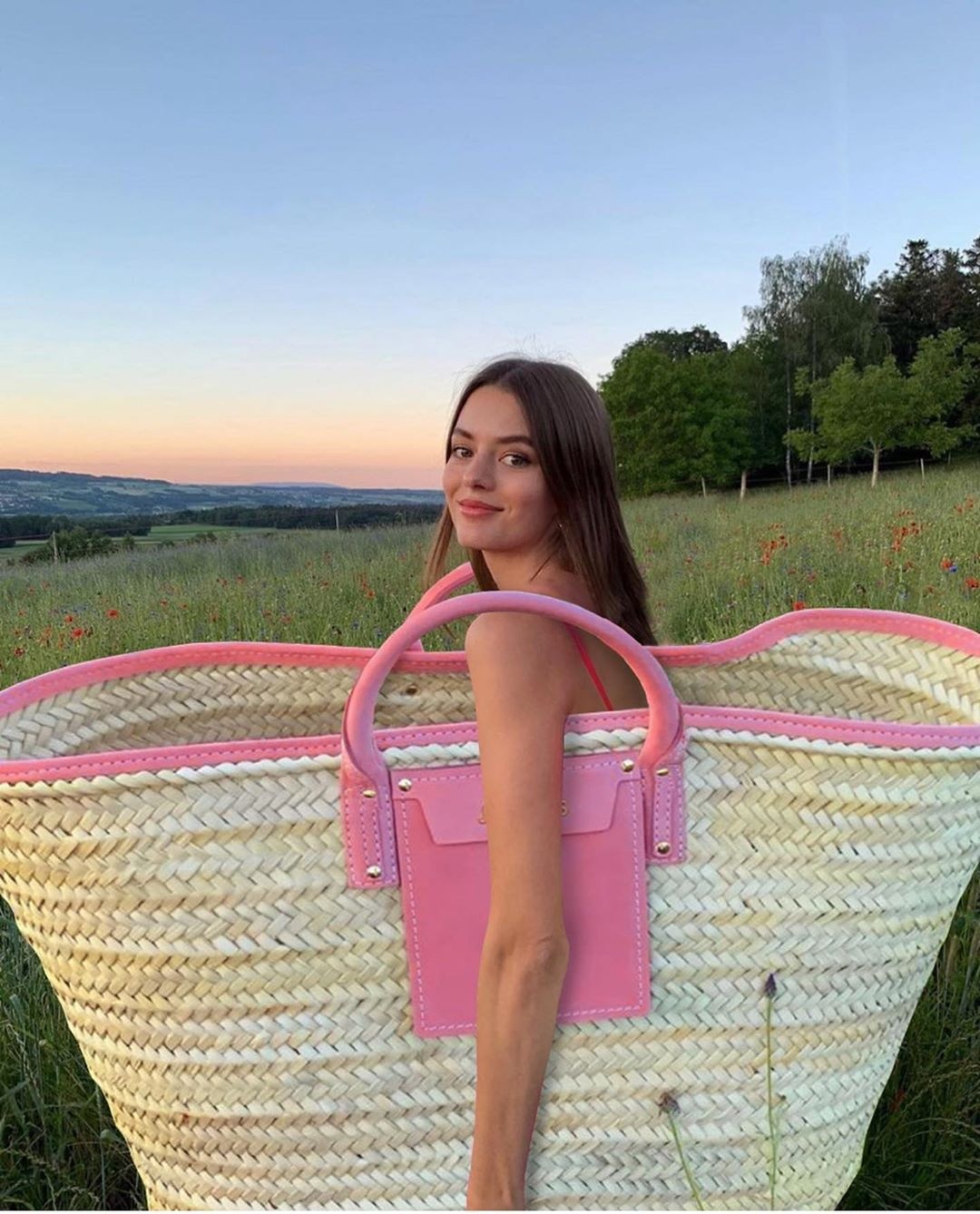 Jacquemus ra mat tui xach khong lo anh 1