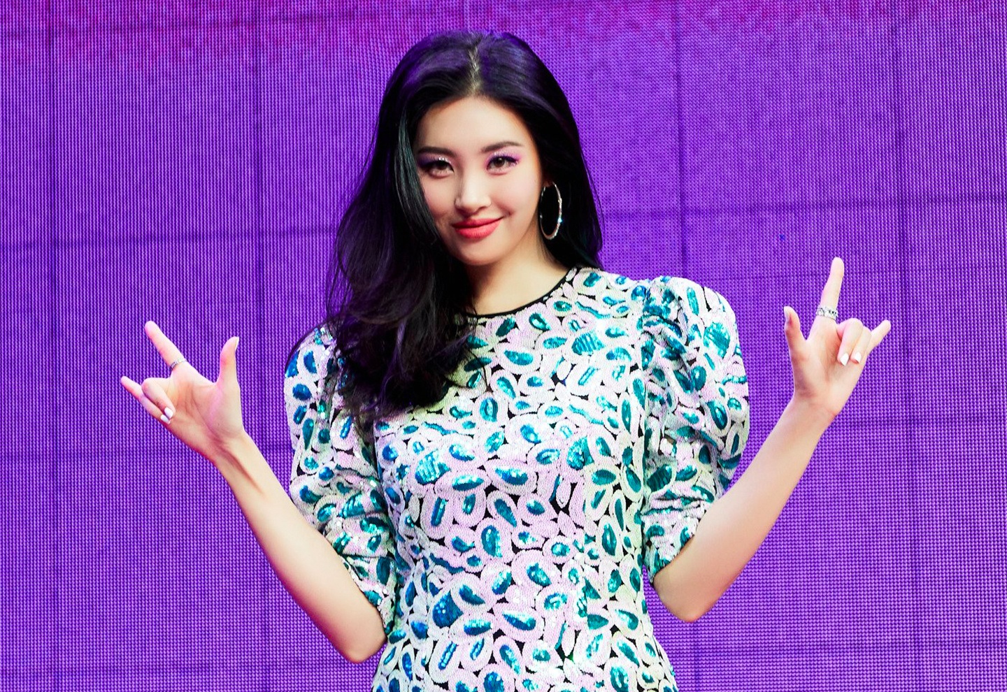 Sunmi mac hon 10 chiec vay hieu, co mau 2.000 USD trong MV moi hinh anh