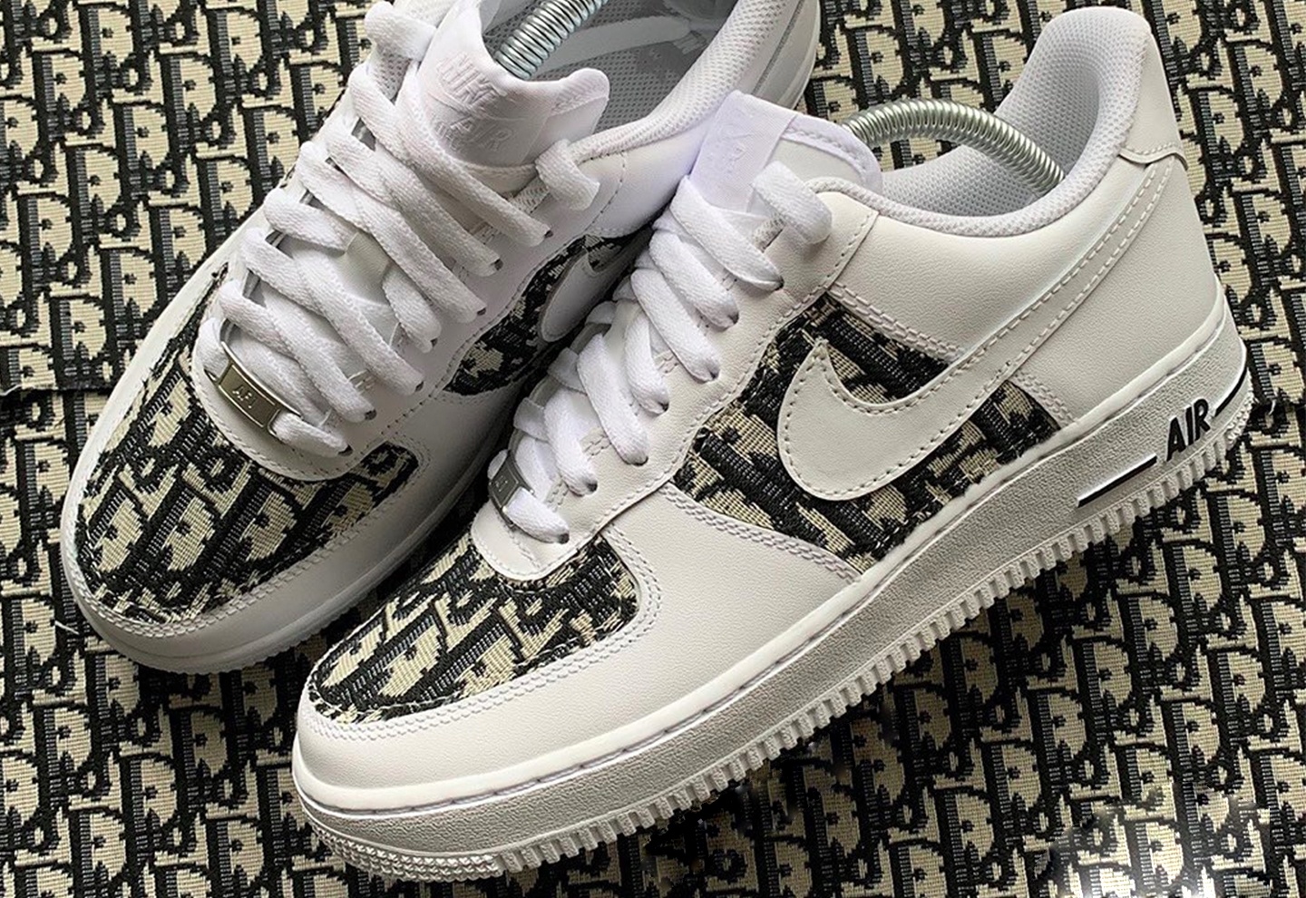 Cach bien doi giay don gian thanh mau Nike Dior hiem hinh anh