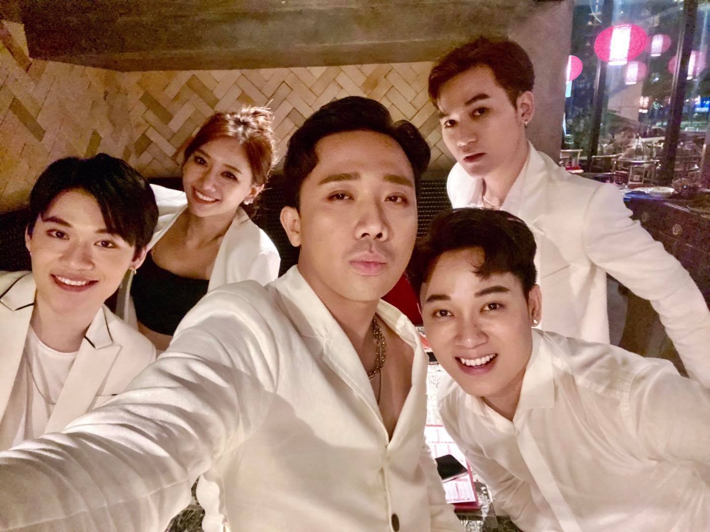 Trang phuc cua hoi ban than Tran Thanh anh 6