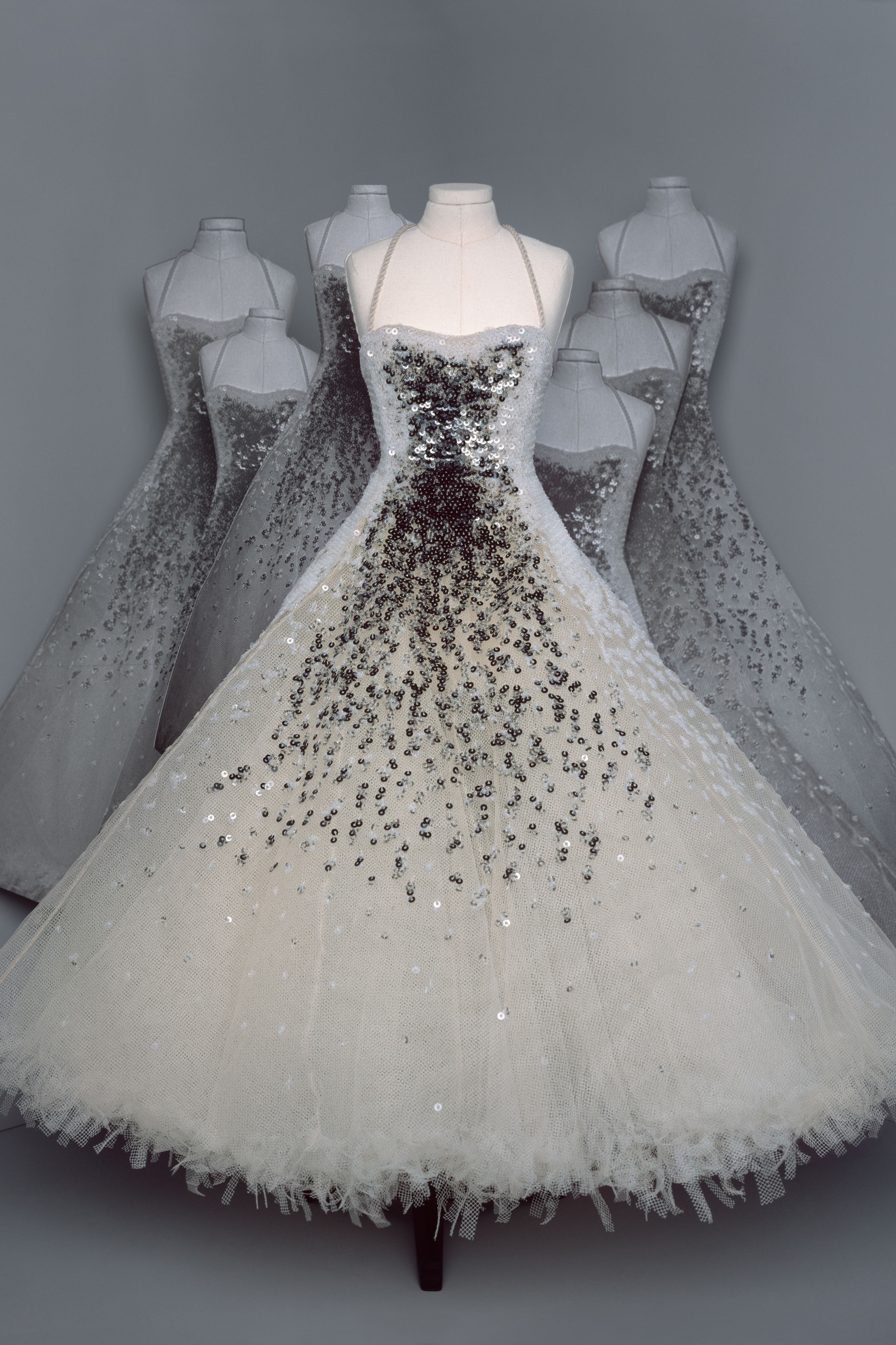 Dior thiet ke vay cho nang tien ca anh 9