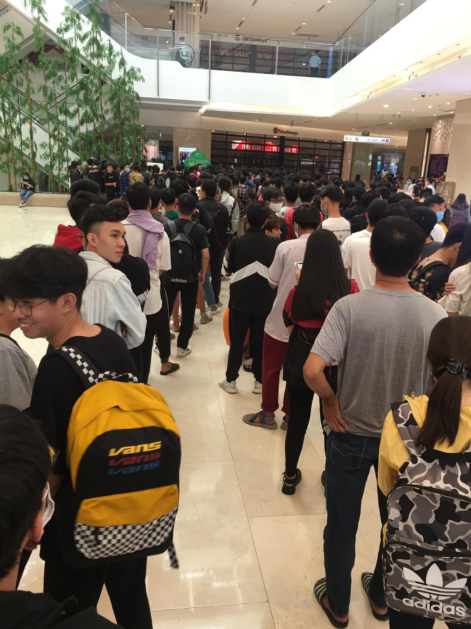 Giới trẻ xếp hàng mua giày  ảnh 2 Gioi tre xep hang mua giay anh 2
