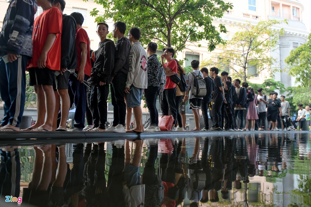 Giới trẻ xếp hàng mua giày ảnh 4 Gioi tre xep hang mua giay anh 4