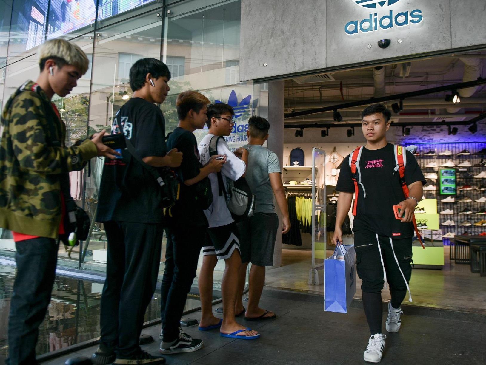 Gioi tre xep hang mua giay anh 1