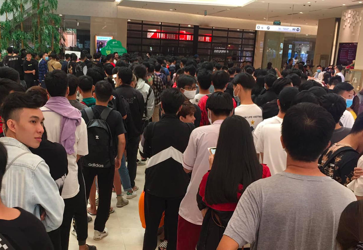 Giới trẻ xếp hàng mua giày ảnh 2 Gioi tre xep hang mua giay anh 2