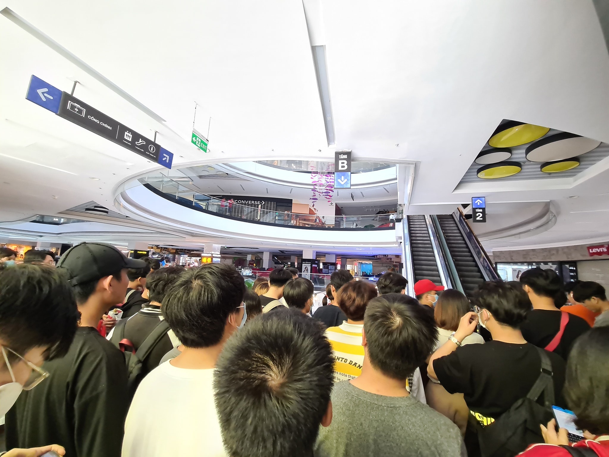 Giới trẻ xếp hàng mua giày ảnh 3 Gioi tre xep hang mua giay anh 3