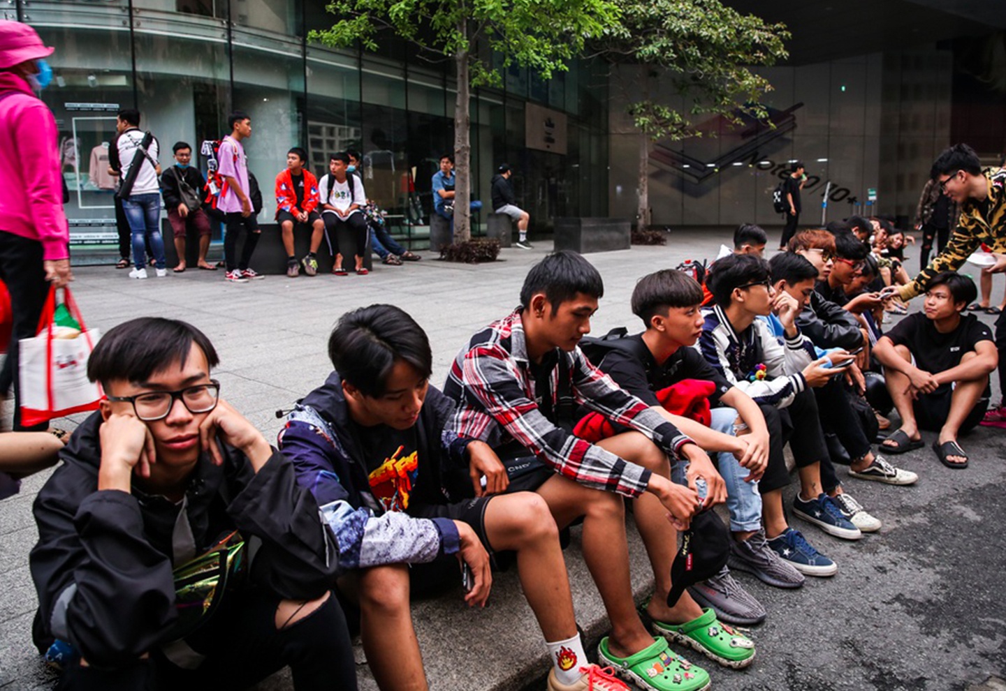 Xo day, chen lan la cach gioi tre mua giay hiem tai Viet Nam? hinh anh