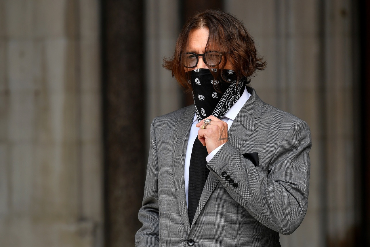Johnny Depp va nhieu sao bi nem da vi deo khan thay khau trang hinh anh