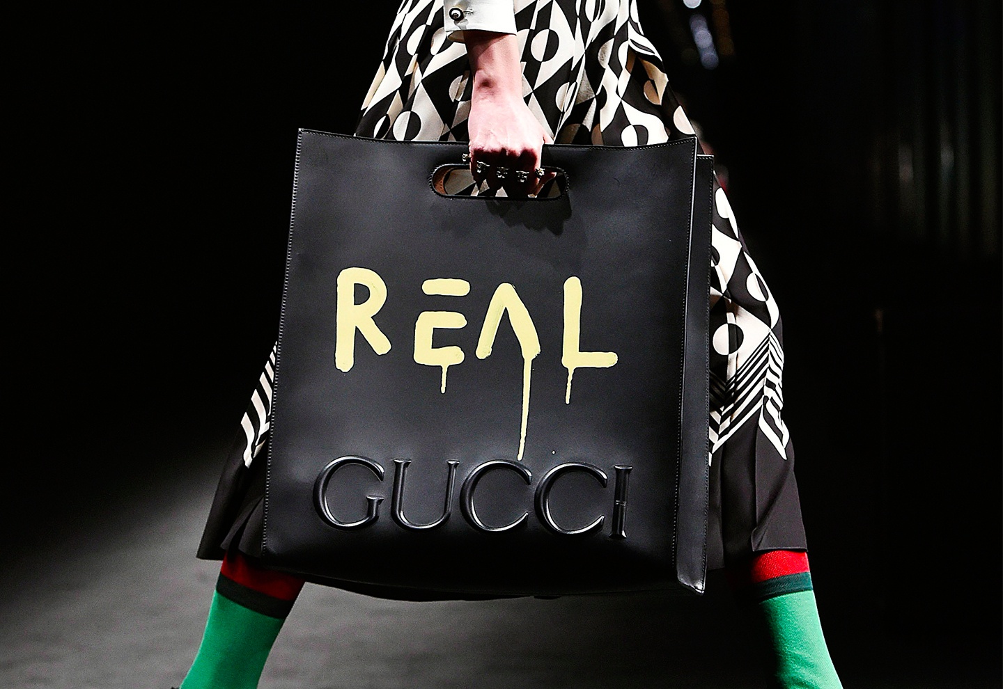 Gucci va Chanel giai quyet the nao khi bi to dao nhai? hinh anh