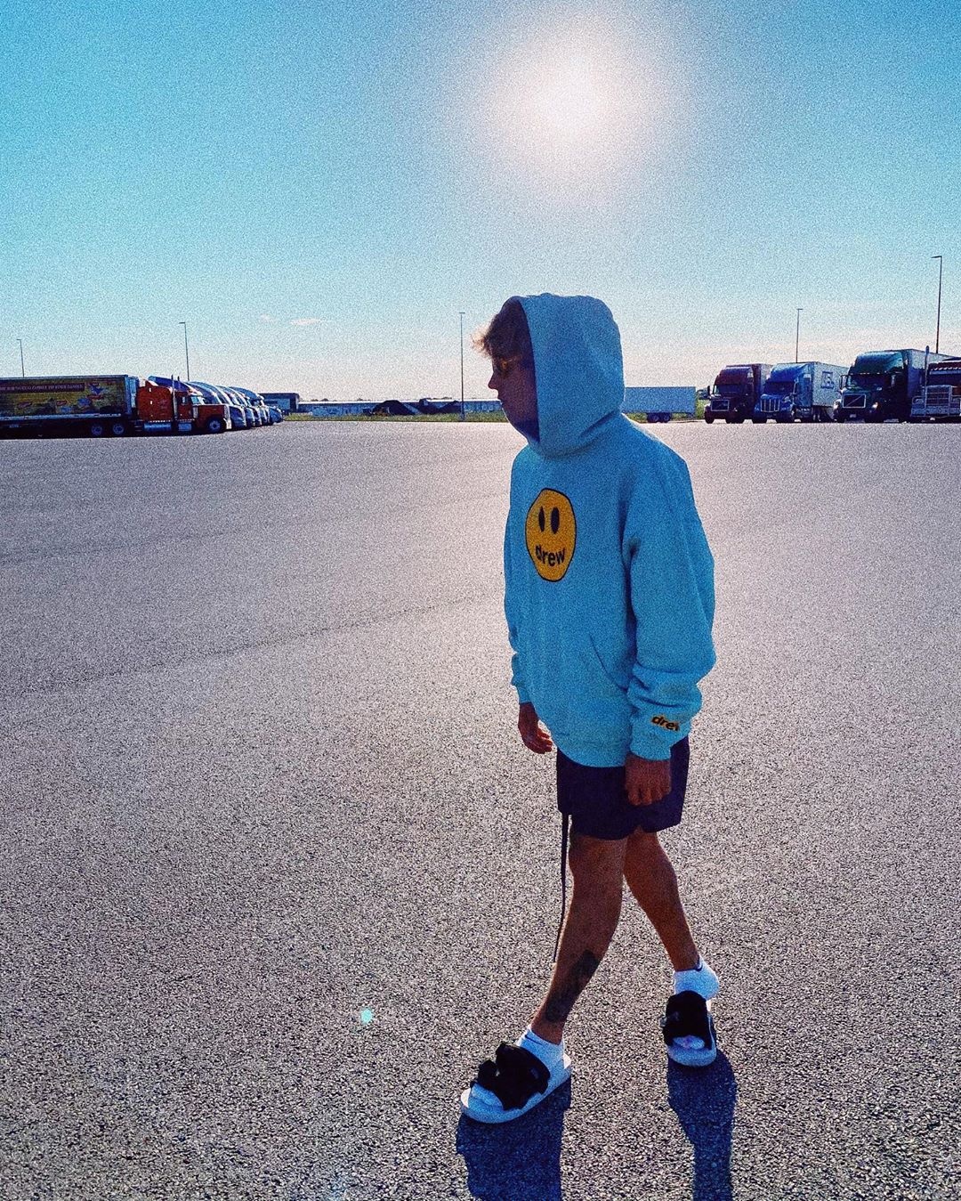 Justin Bieber mang dép tông ảnh 1 Justin Bieber mang dep tong anh 1