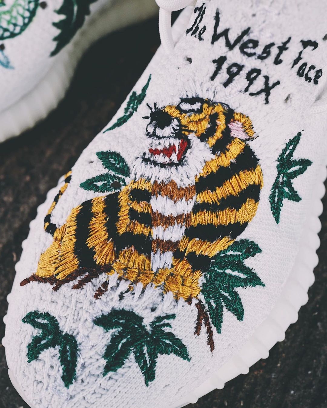 Thêu hình lên giày Yeezy ảnh 2 Theu hinh len giay Yeezy anh 2