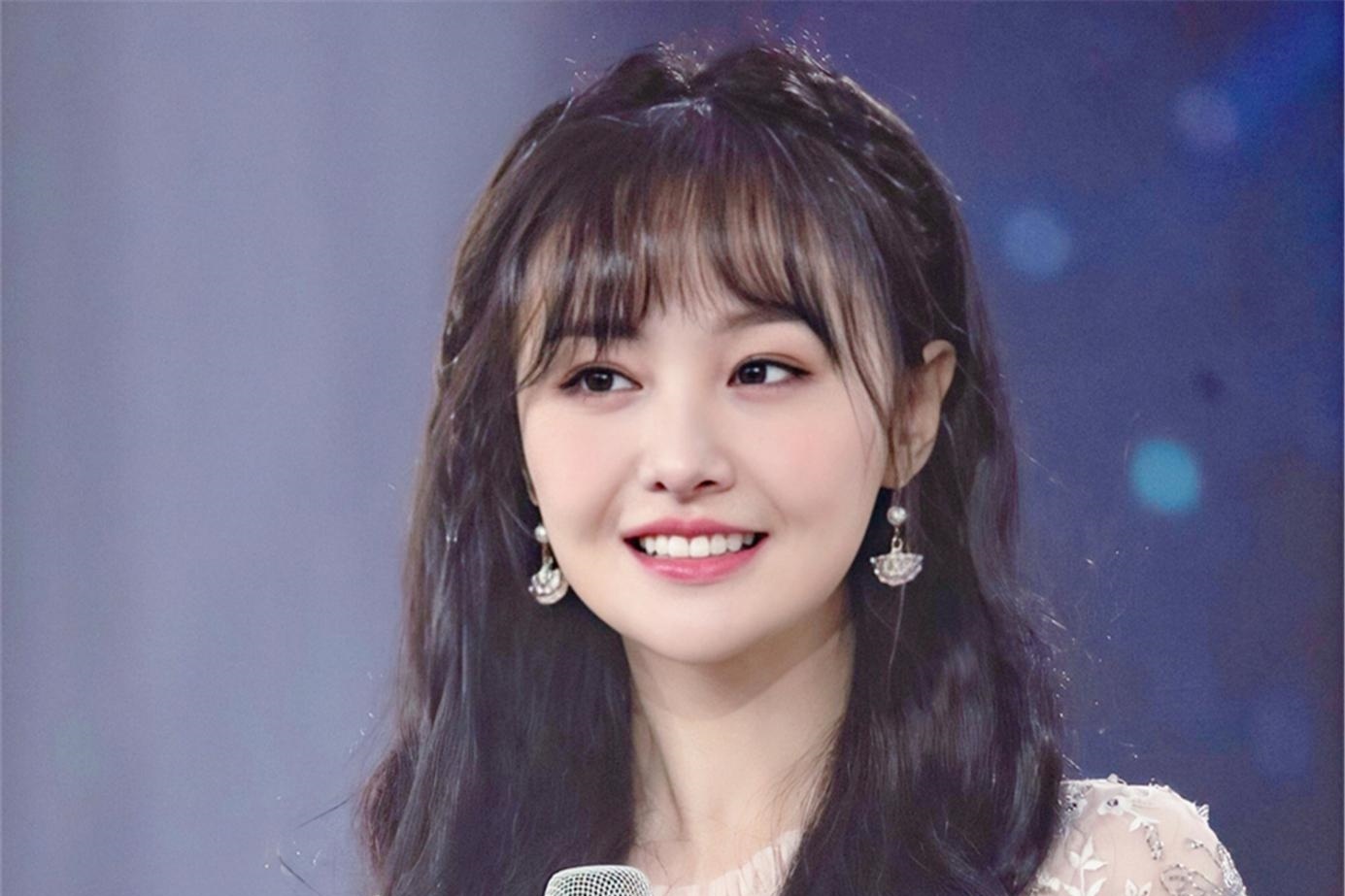 Trinh Sang khoe lan da trang min trong anh hau truong hinh anh