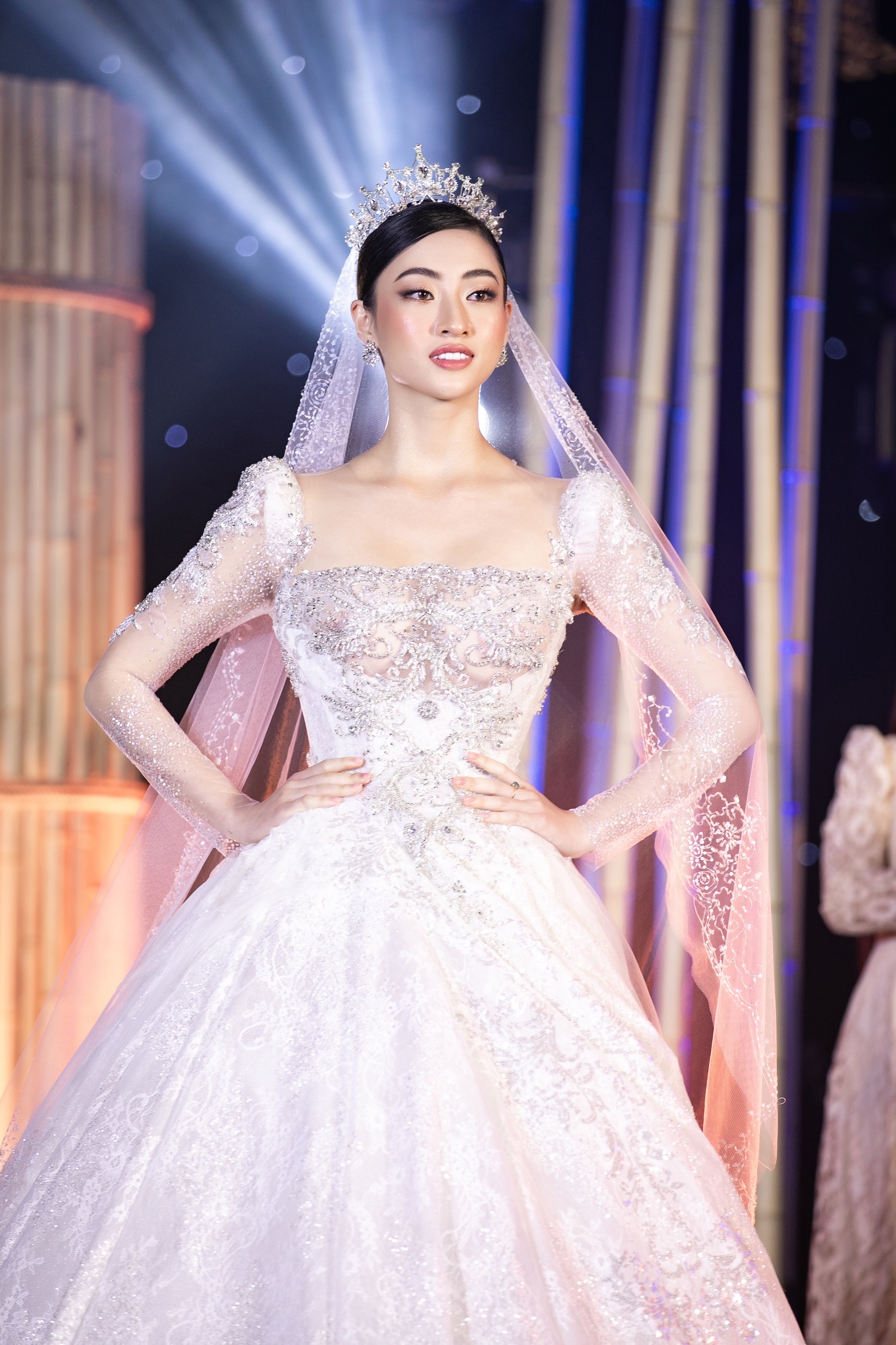 đấu giá trang phục  ảnh 1 dau gia trang phuc anh 1