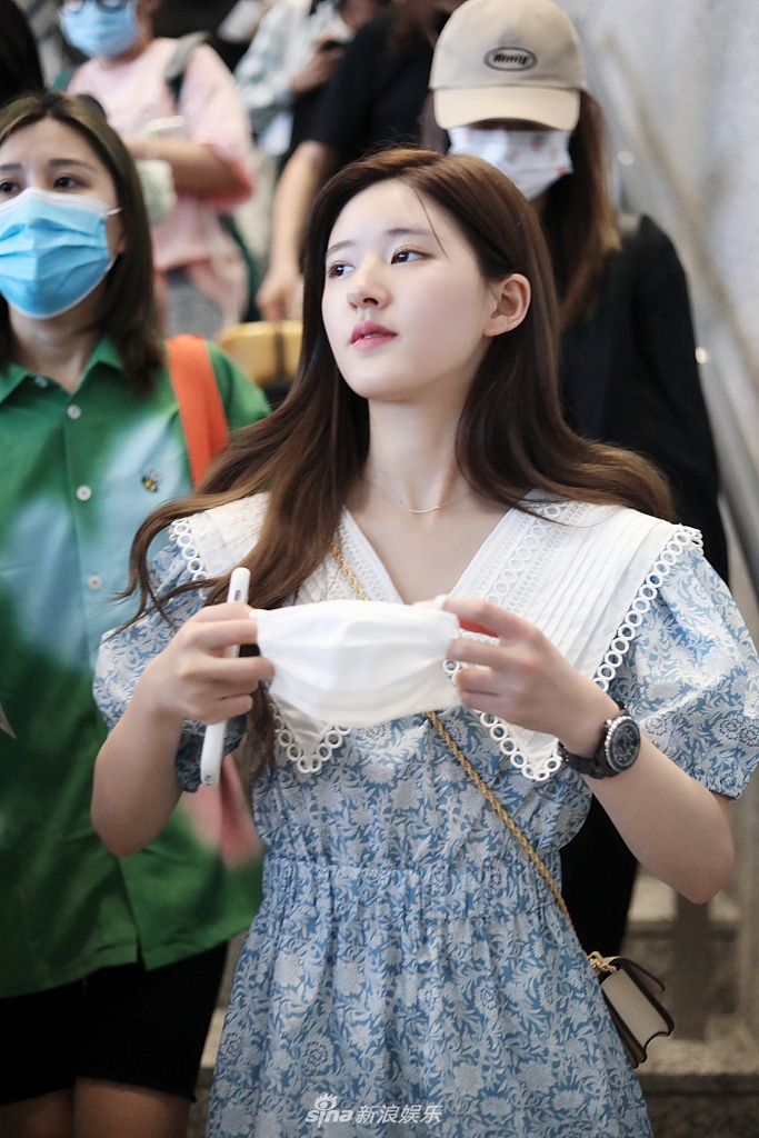 Triệu Lộ Tư khoe da trắng  ảnh 2 Trieu Lo Tu khoe da trang anh 2