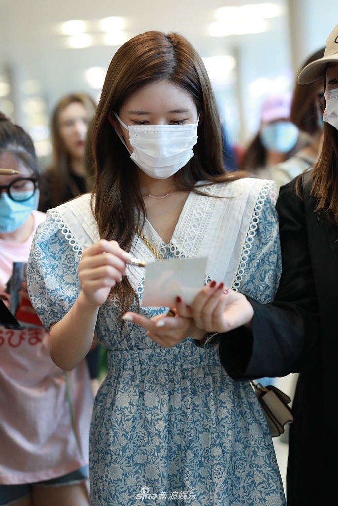 Triệu Lộ Tư khoe da trắng  ảnh 1 Trieu Lo Tu khoe da trang anh 1