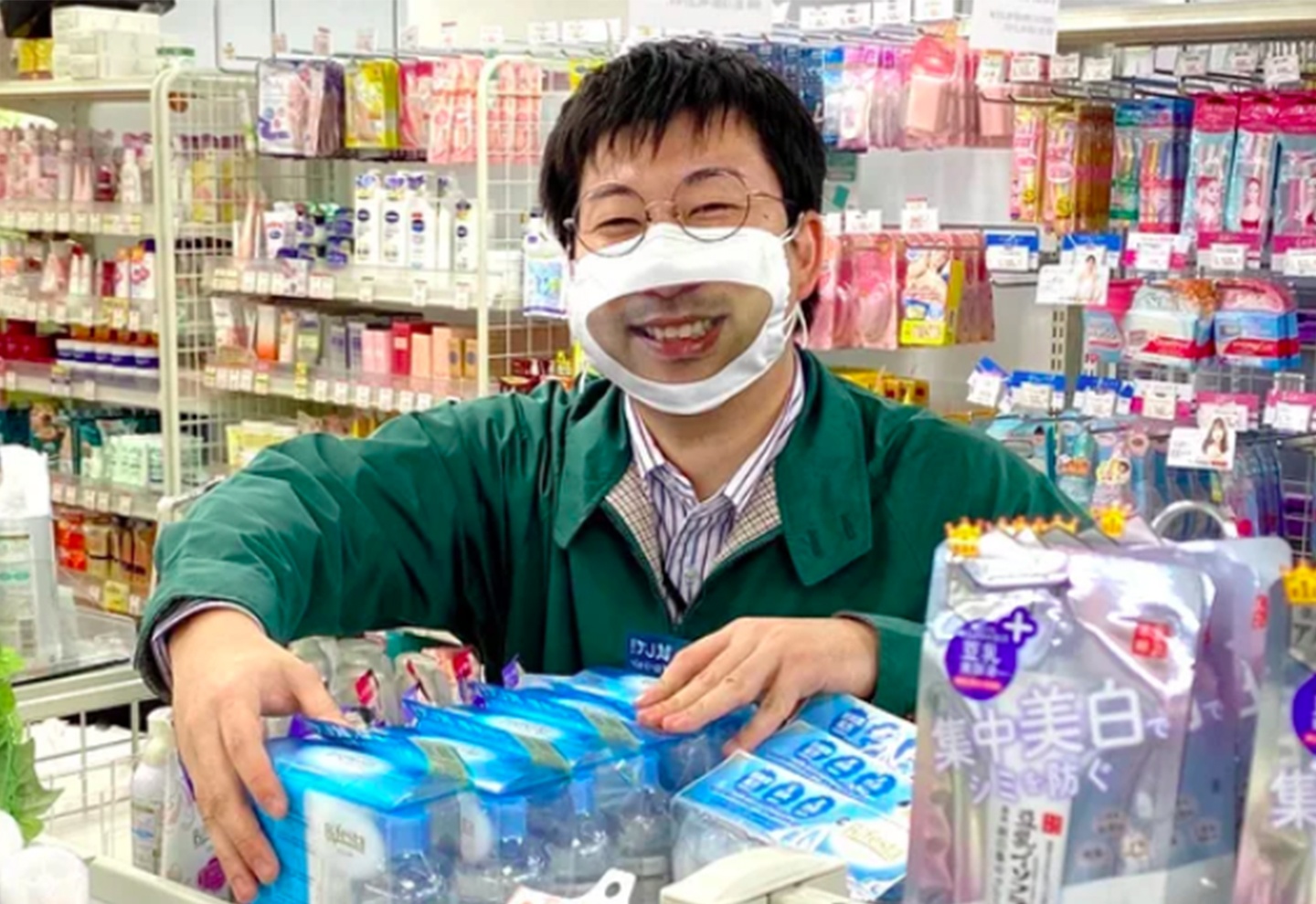 Nhan vien Nhat Ban deo khau trang in hinh nu cuoi hinh anh