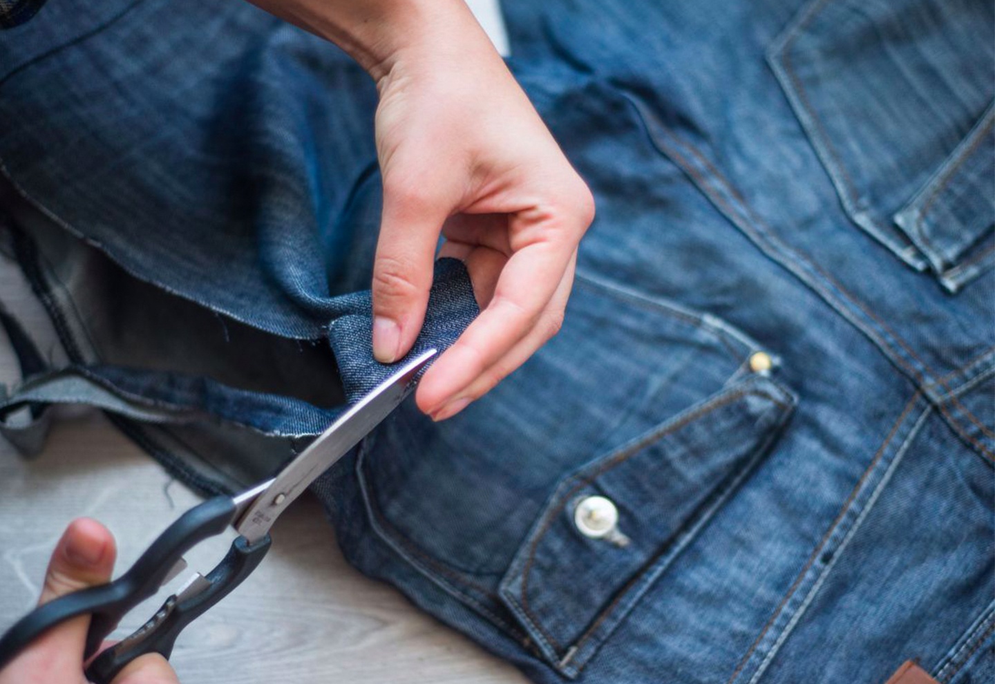 Bi quyet lam moi quan jeans rach hinh anh