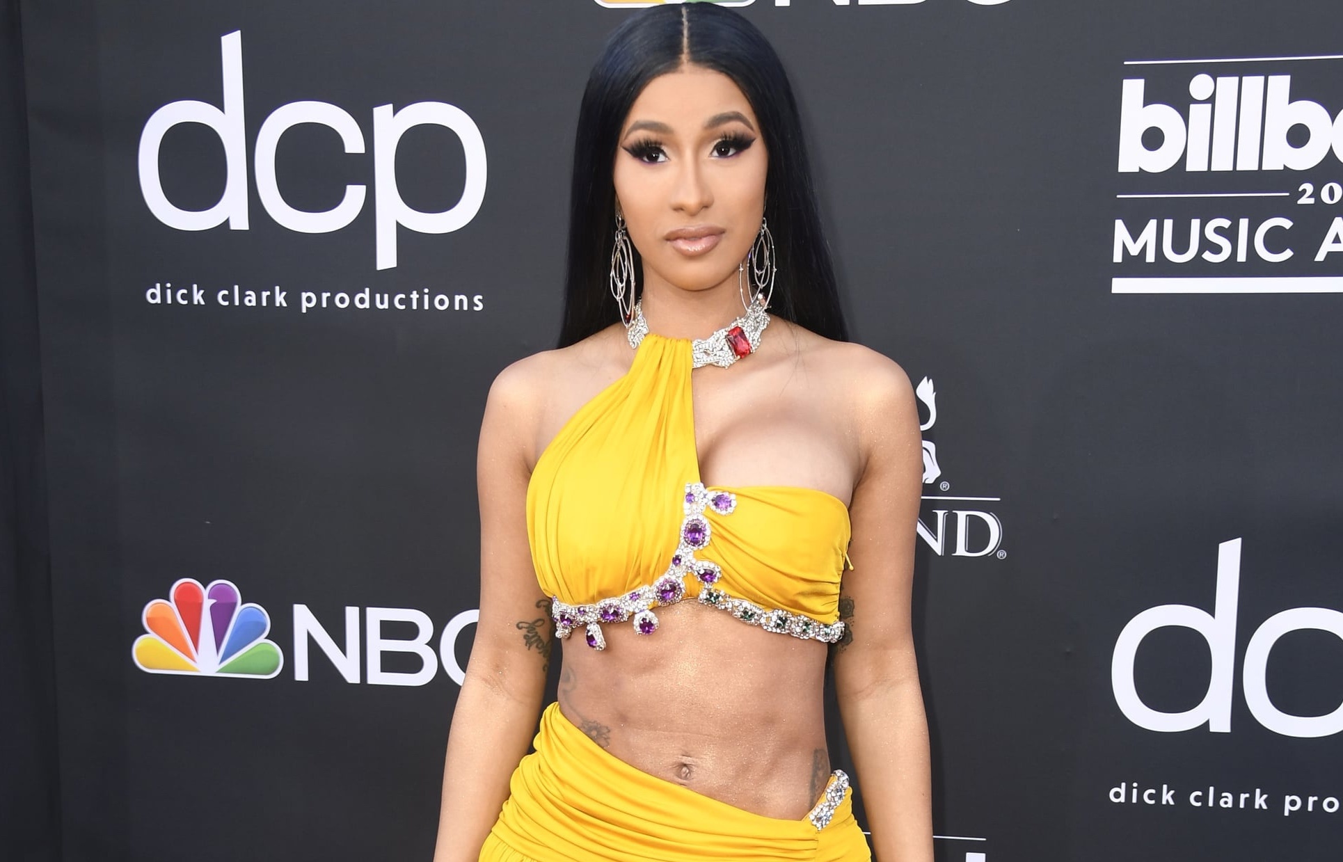 Cardi B gay tranh cai khi dai dien cho Balenciaga hinh anh