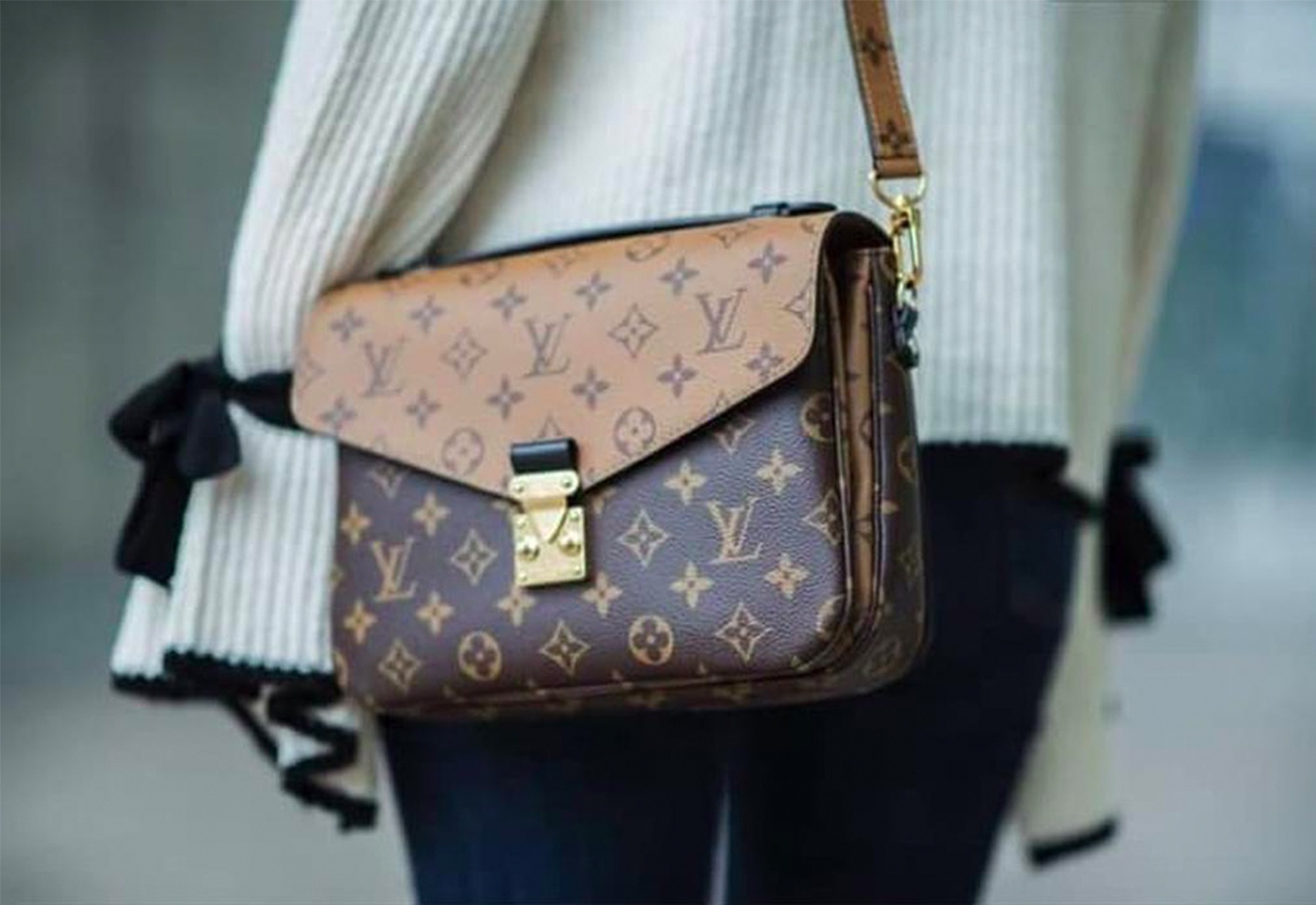 Pha duong day lam gia tui Louis Vuitton tai Trung Quoc hinh anh