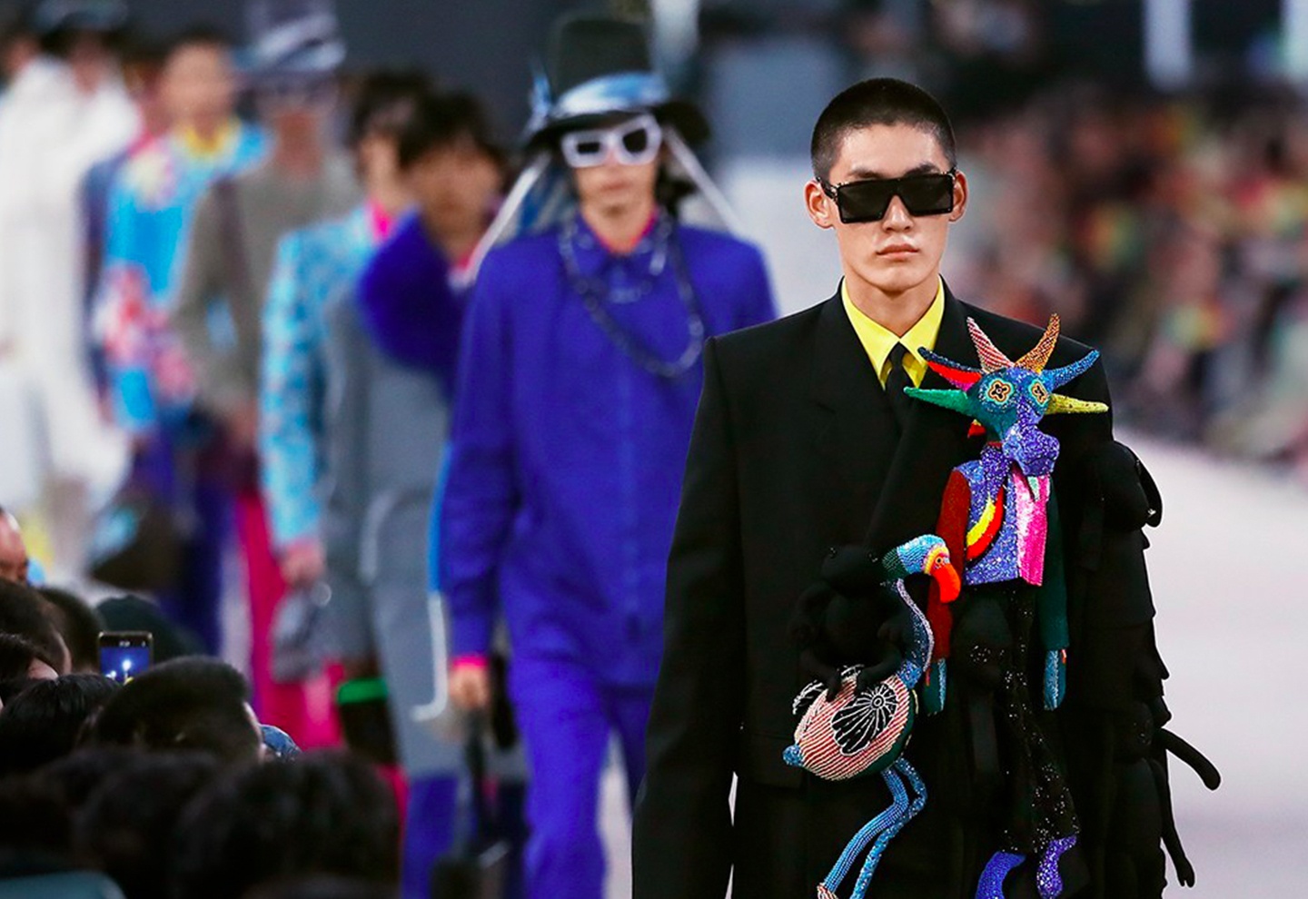 Dan mang Viet lam loan tren fanpage Louis Vuitton hinh anh