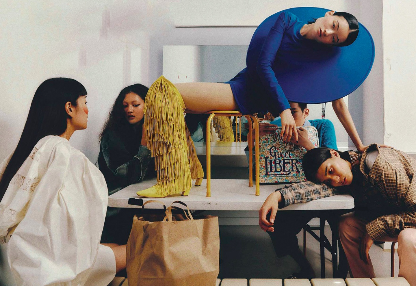 Nguoi mau Han tao dang la trong phong thay do hinh anh