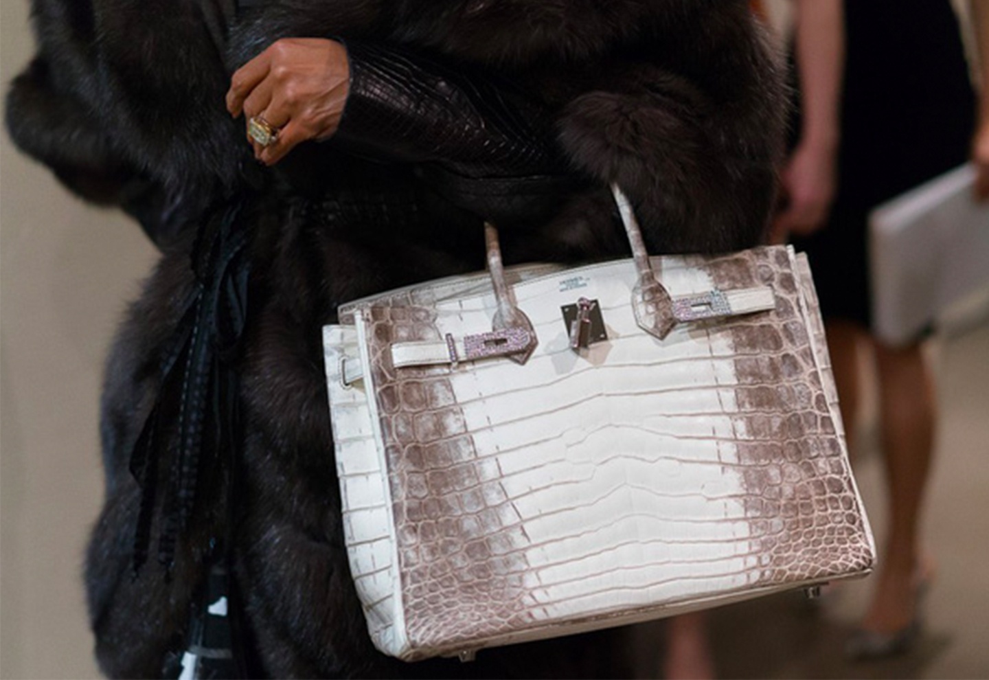 Gia toc dung sau de che thoi trang Hermes hinh anh