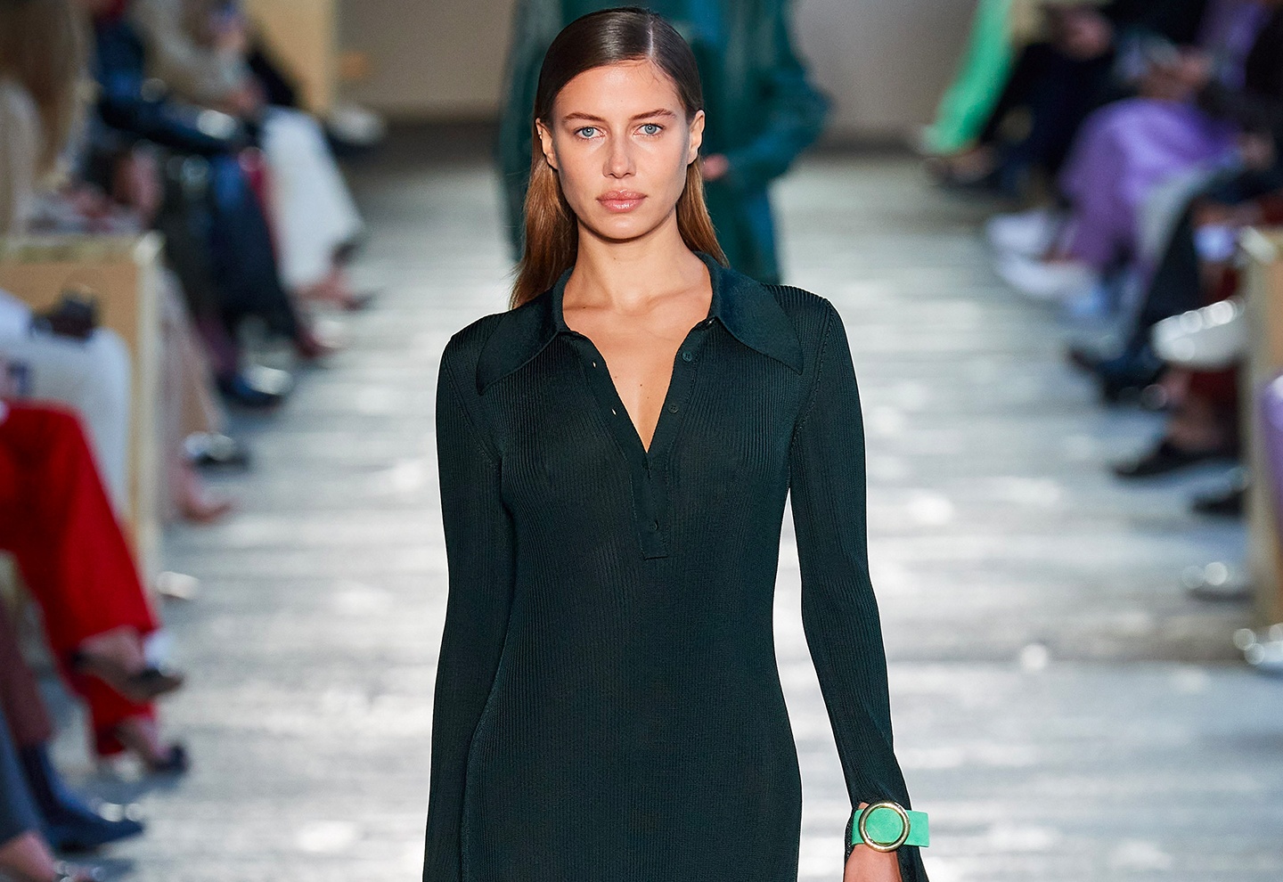 Nho Brad Pitt, Nicole Poturalski co co hoi catwalk tren san dien lon hinh anh