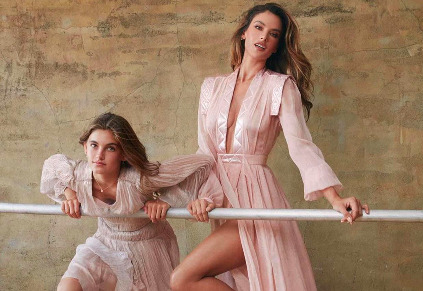 Con gai thien than noi y thich mac do mau sac hinh anh