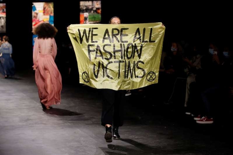 Nguoi phu nu cam bang ron bieu tinh anh 1