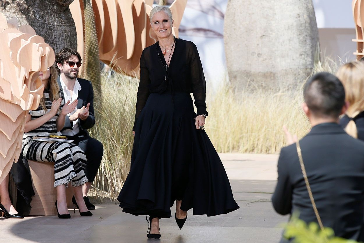 Nguoi phu nu cam bang ron bieu tinh anh 2