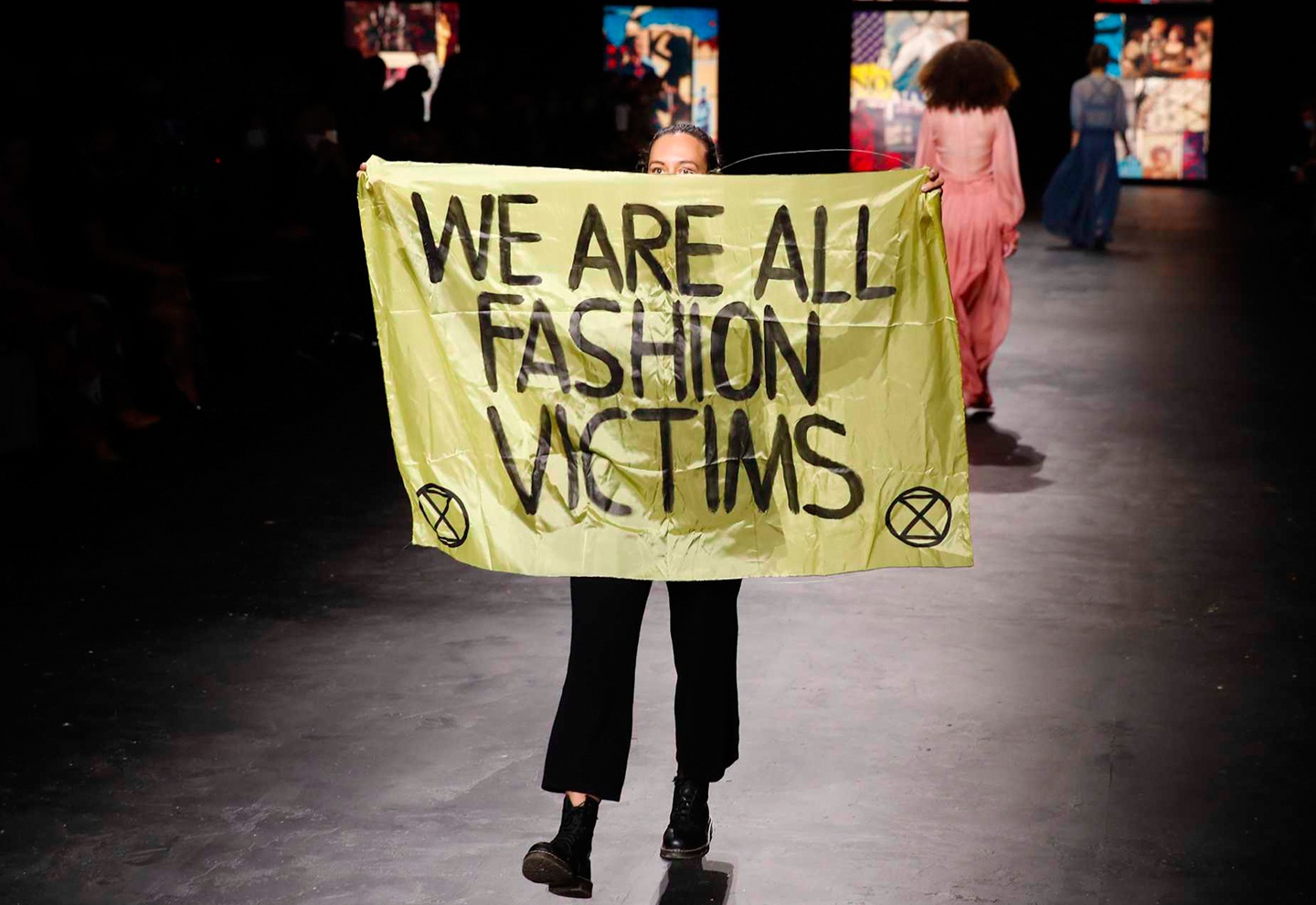 Khan gia bat ngo bieu tinh tren san dien Dior hinh anh