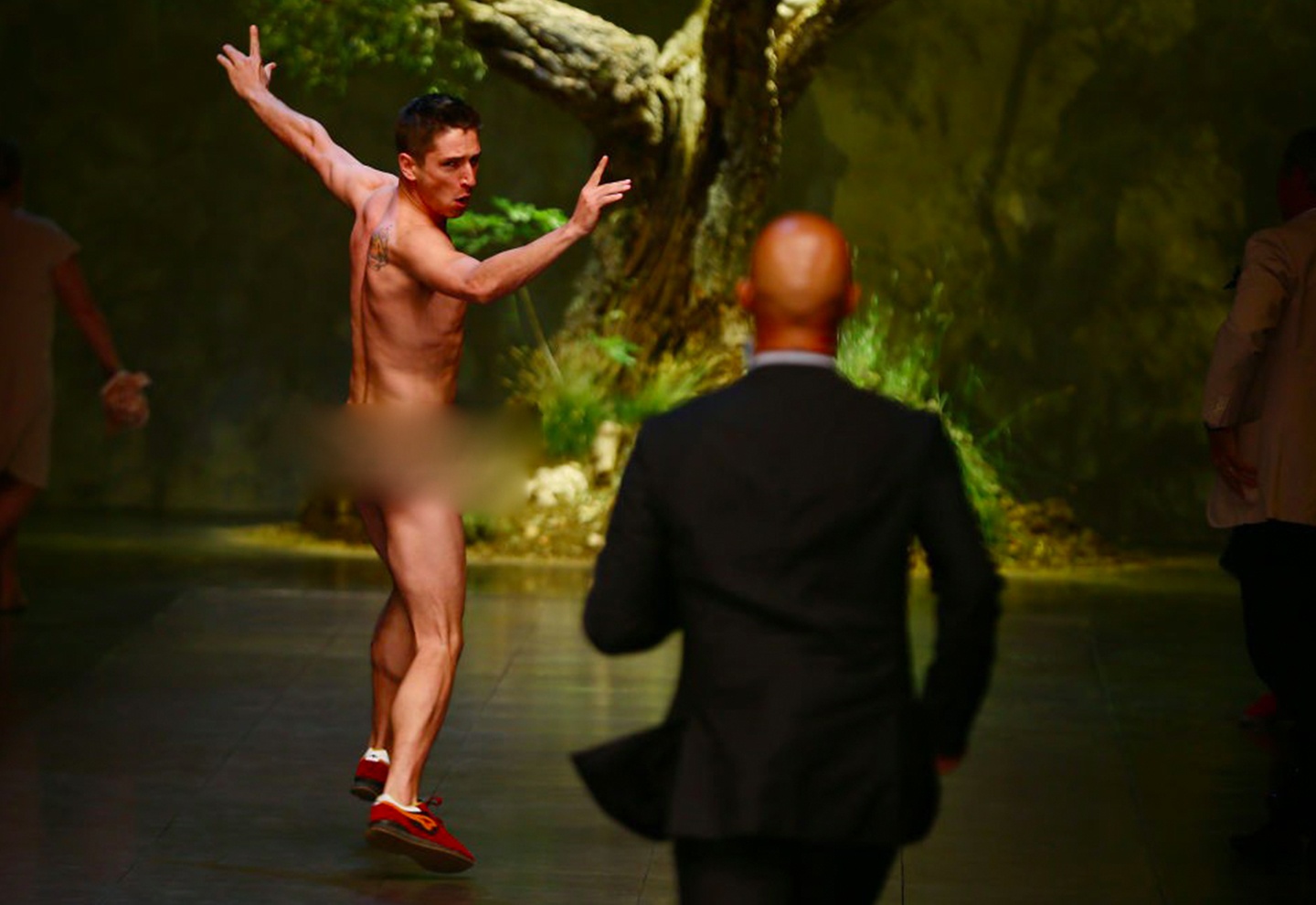 Khoa than bieu tinh va loat su co bat ngo tren san dien hinh anh