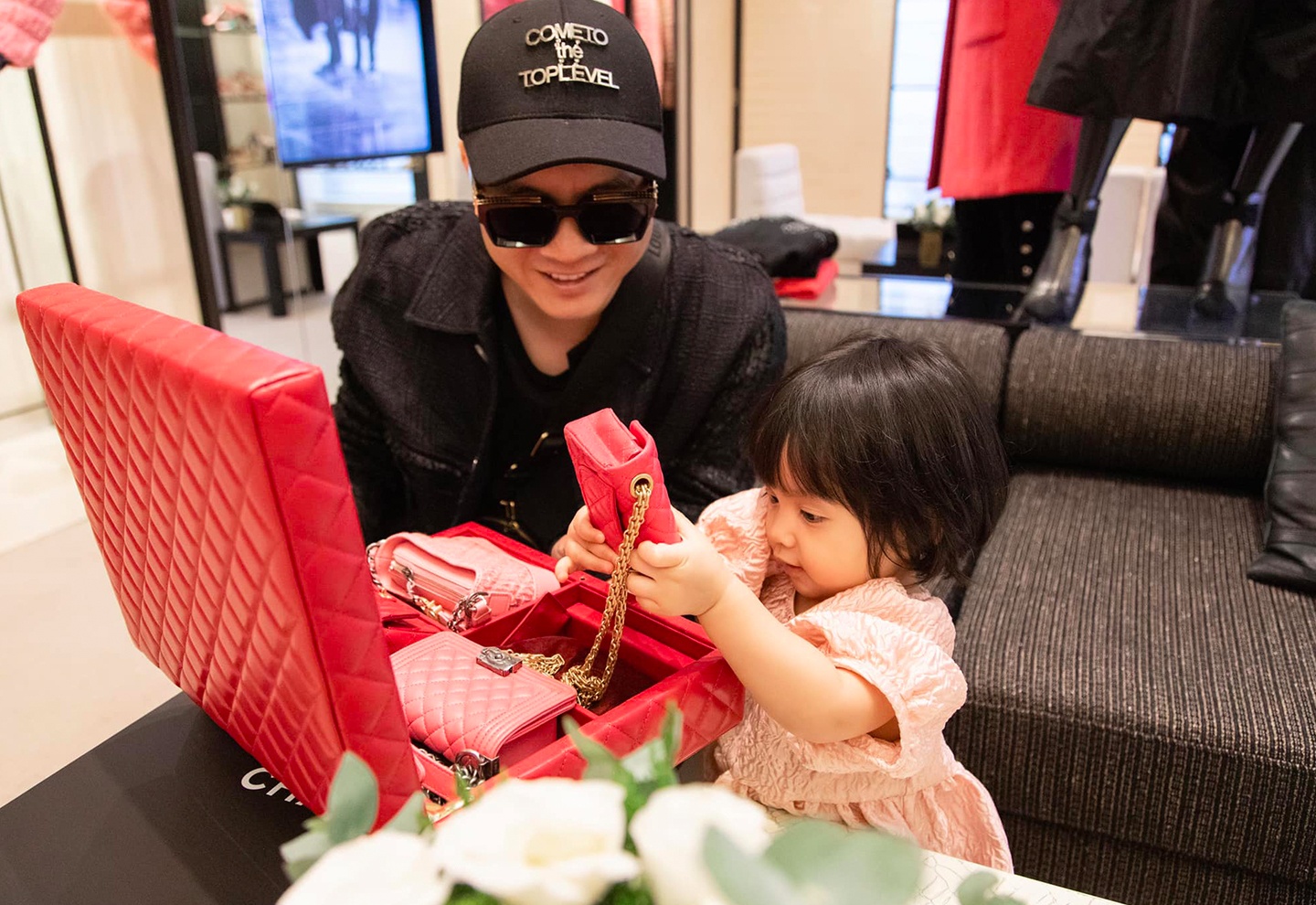 Do Manh Cuong mua tui Chanel gan 700 trieu dong cho con gai hinh anh