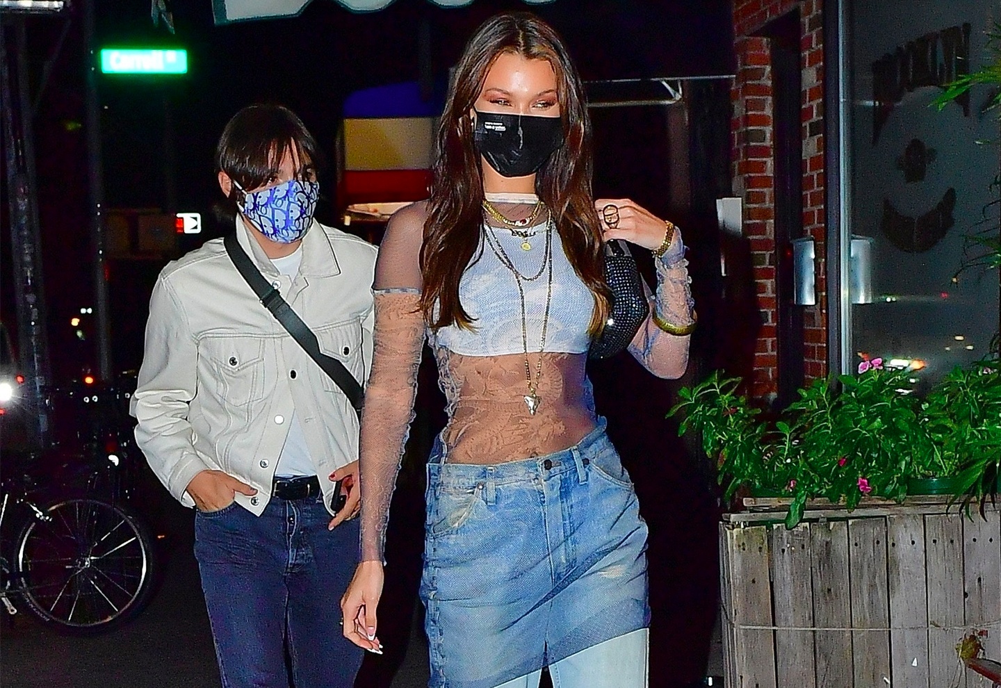 Bella Hadid mac ao xuyen thau theo mot nam 2000 hinh anh