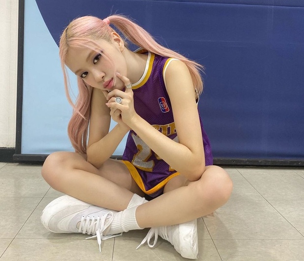 Rosé mặc áo bóng rổ ảnh 3 Rose mac ao bong ro anh 3