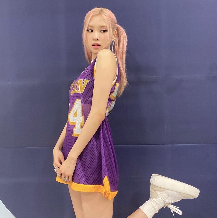 Rosé mặc áo bóng rổ ảnh 2 Rose mac ao bong ro anh 2