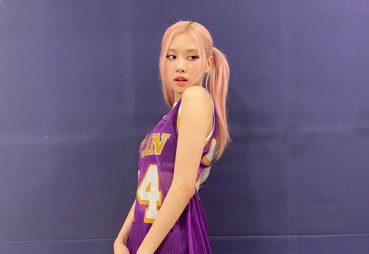 Rose mac ao bong ro tuong niem Kobe Bryant hinh anh