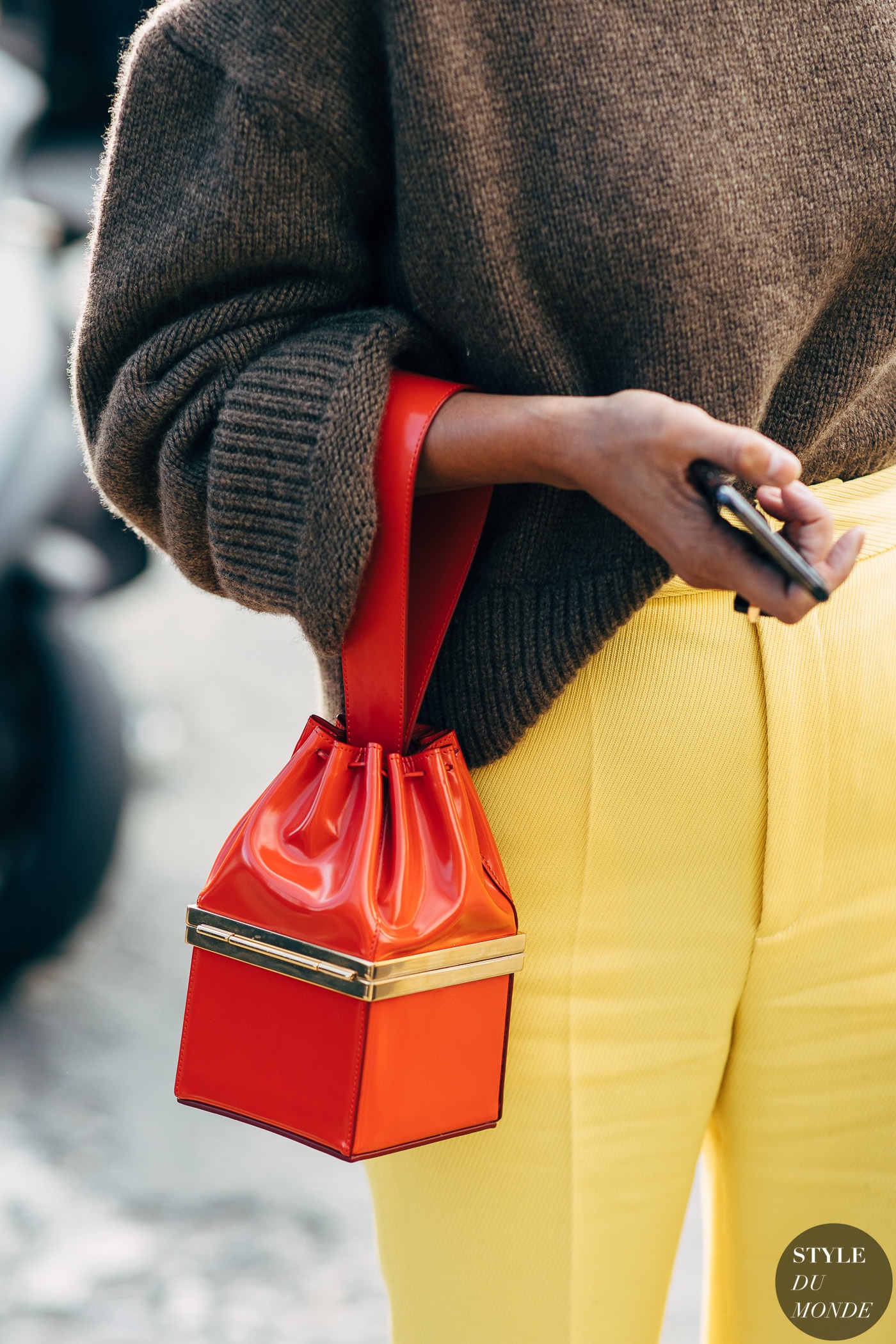 Phoi mau trang phuc cung iPhone anh 4