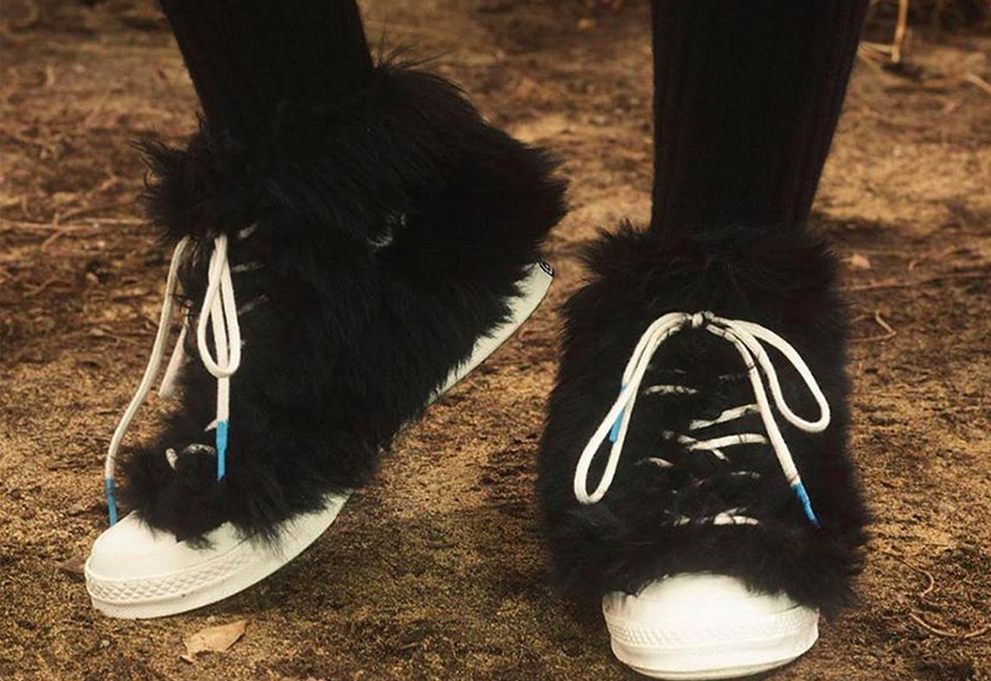 Giay Converse dinh long xanh, den bi che xau hinh anh