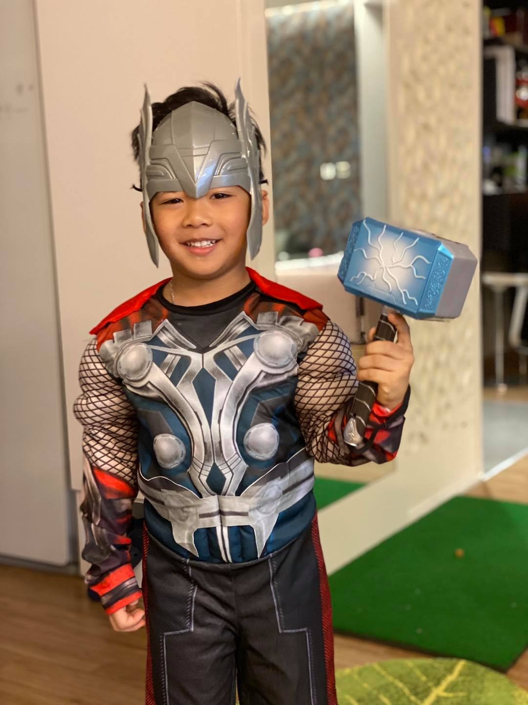 Con trai Phạm Hương hóa trang Halloween ảnh 2 Con trai Pham Huong hoa trang Halloween anh 2