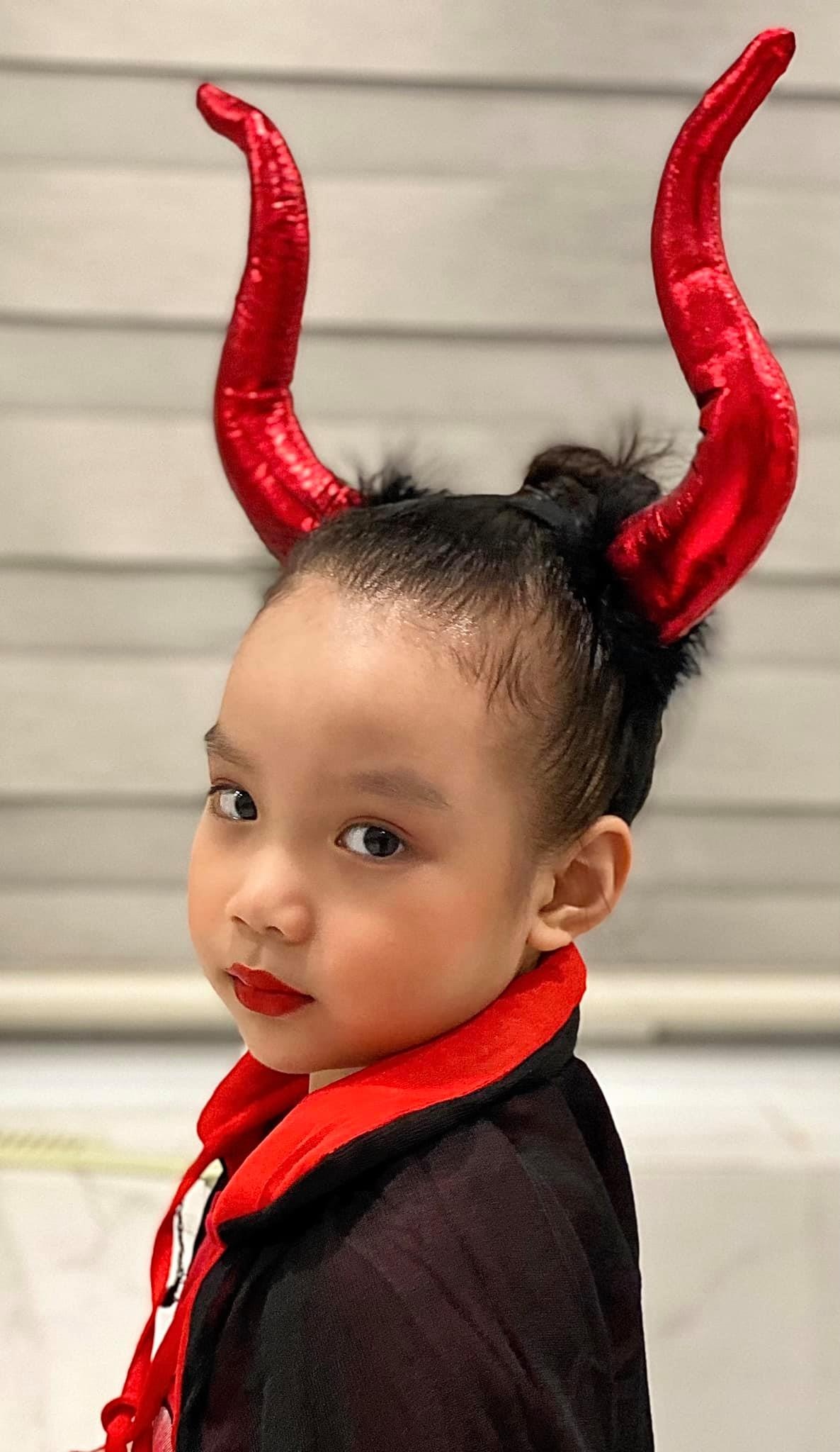 Con trai Phạm Hương hóa trang Halloween ảnh 4 Con trai Pham Huong hoa trang Halloween anh 4