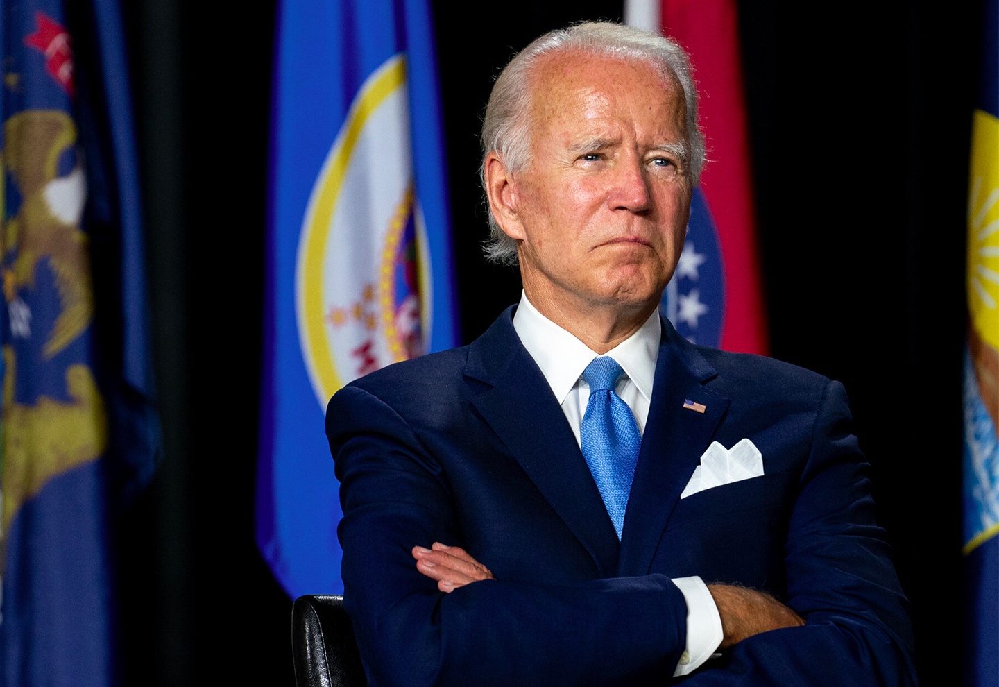 Vi sao ong Joe Biden luon dung khan bo tui sang mau? hinh anh