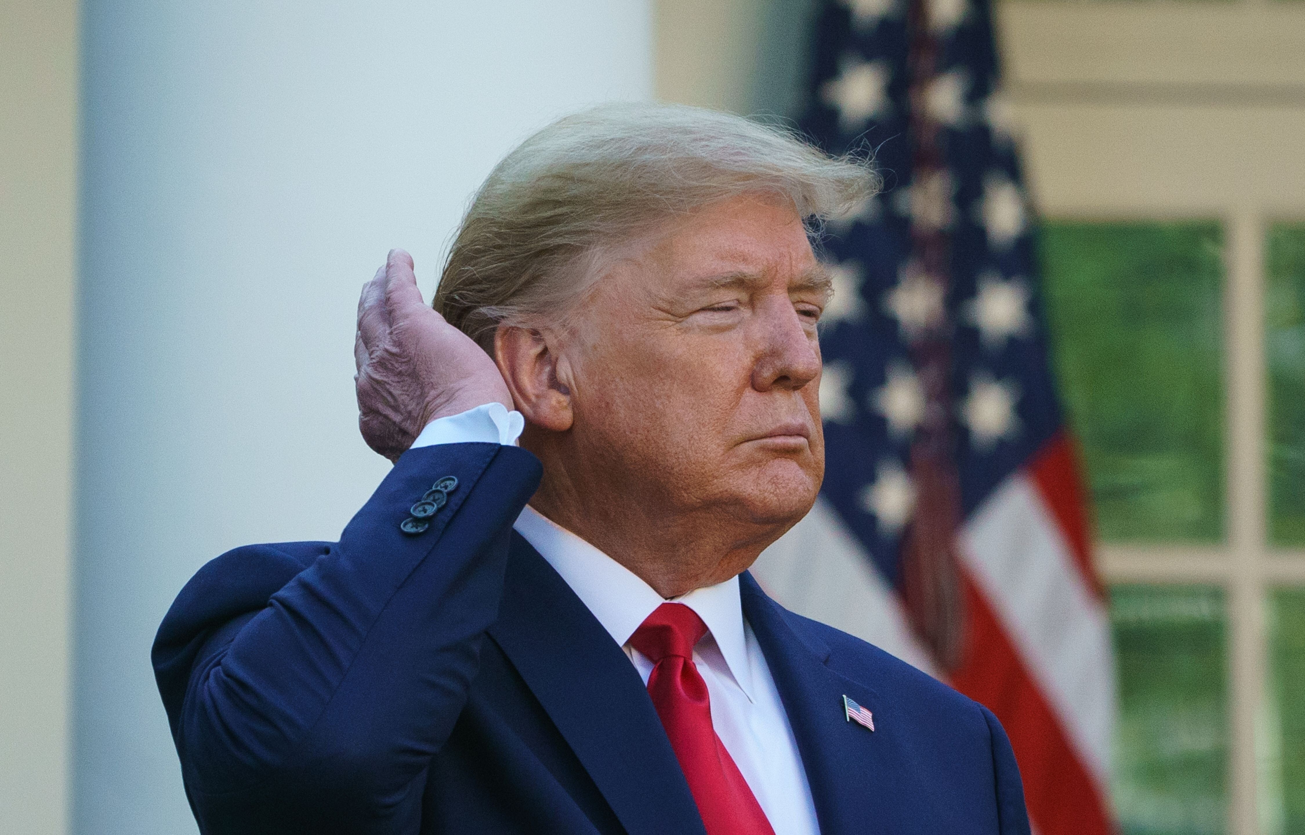 Tong thong Donald Trump tung chi 60.000 USD cay toc bach kim hinh anh