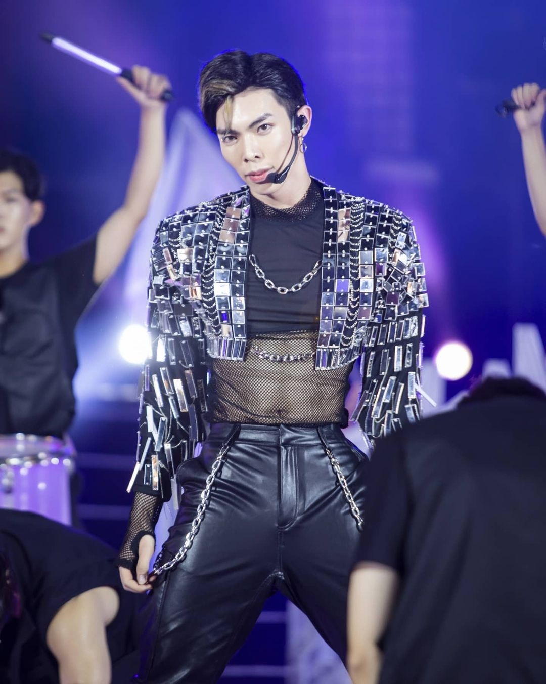 Erik mac ao luoi anh 1