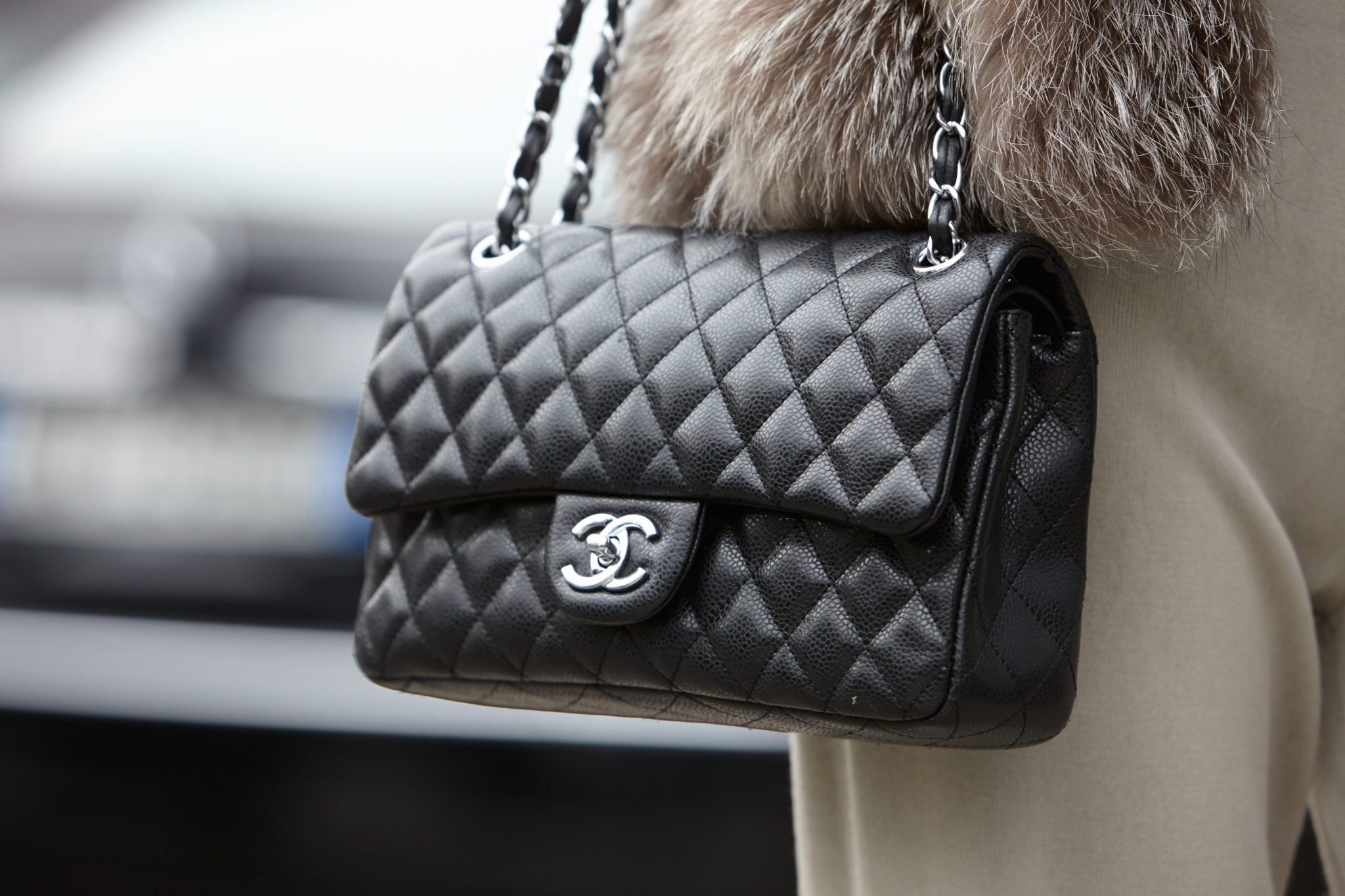 Hang Chanel, Louis Vuitton tiep tuc tang gia giua mua dich Covid-19 hinh anh
