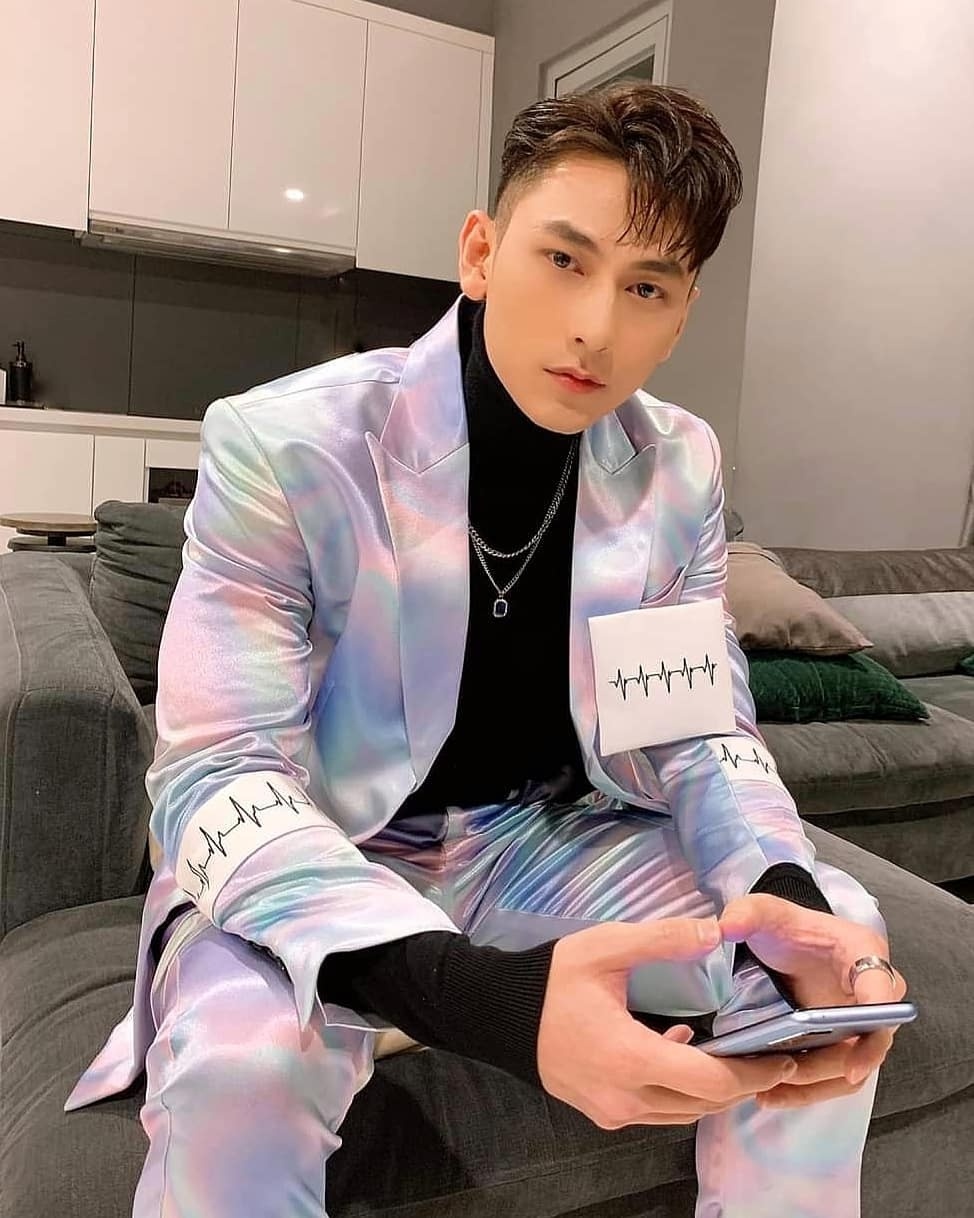 Erik mac ao luoi anh 5