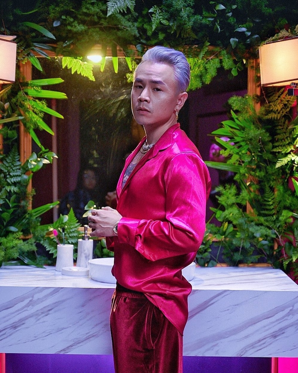 Erik mac ao luoi anh 3